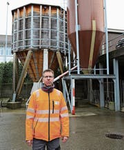Werkleiter Remo Städler vor dem 75-Tonnen-Holzsilo – noch gut mit Salz gefüllt. (Bild: Jolanda Riedener)