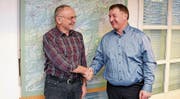 Die Amtsübergabe im Strassenverkehrsamt von Appenzell Innerrhoden erfolgte durch Landesfähnrich Martin Bürki. (Bild: PD)