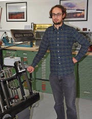 Franz Schiepek arbeitet in seinem Geschäft unter anderem mit drei Original-Heidelberg-Maschinen. (Bild: Ruben Schönenberger)