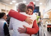 Skicross-Medaillengewinner Marc Bischofberger wird herzlich empfangen. (Bild: Benjamin Manser (Oberegg, 24. Februar 2018))