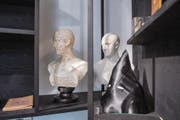 Okkultimsmus und Magie: Blick in die Ausstellung zur «Abtei Thelema» im Volkskundemuseum in Stein. (Bild: Urs Bucher)