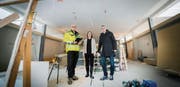 Bauleiter Werner Schlatter, Schulleiterin Eva Noger und Schulpräsident Thomas Wieland im neuen Schulhaus Elisabetha Hess. (Bild: Andrea Stalder)