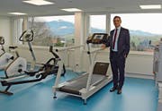 Direktor Peder Koch ist stolz auf die grossen und komplett neu eingerichteten Physiotherapieräumlichkeiten in der Rehabilitationsklinik. (Bild: Karin Erni)