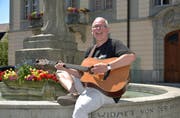 Der Thurgauer Solokünstler Manfred Fries singt auf dem Rathausbrunnen in seinem geliebten Weinfelden. (Bild: Mario Testa)