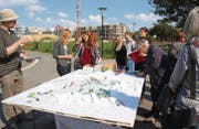 Diskussionen am Modell, und Michael Güller (links) vom gleichnamigen Architekturbüro in Zürich hört interessiert zu. (Bild: Markus Bösch)