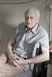 Der 87-jährige Jack Preger ist immer noch als Arzt tätig. (Bild: Xenix)
