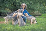 Hundezüchterin Monika Aliesch hofft, dass es in der Schweiz in absehbarer Zeit 20 bis 30 Otterhounds geben wird. (Bild: Urs Bucher)