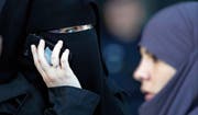 Eine Frau mit einem Nikab: Mit dem Verhüllungsverbot will man dies in der Schweiz unterbinden. (Bild: Charles Platiau/Reuters (22. September 2011))
