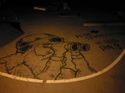 Auf dem Gelände des Skateparks beim Stadtweier: Eine Strassenlaterne beleuchtet das Eiswerk des Wilers Rico Eigenmann. (Bild: PD)
