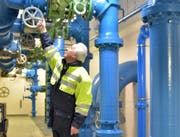 Wasserwart Willi Meienberger stellt im Pumpwerk Gugl in Märstetten einen Schieber um. Es ist eine von zwei Wasserfassungen der Regionalen Wasserversorgung Mittelthurgau. (Bild: Mario Testa (Archiv))