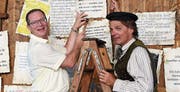 Eric Wehrlin als Martin Luther schlägt unter Mithilfe von Regierungsrat Walter Schönholzer die Pergamente an die fiktive Türe der Schlosskirche zu Wittenberg. (Bild: Yvonne Aldrovandi-Schläpfer)