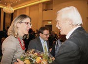 Corinne Schatz, die neue Präsidentin des Stiftungsrates, bekommt Blumen und Glückwünsche von alt Präsident Jürg Kesselring. (Bild: Julia Nehmiz)