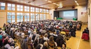384 Stimmbürgerinnen und Stimmbürger versammeln sich in der Mehrzweckhalle. (Bild: Reto Martin)