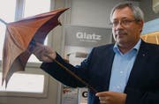 Nicht nur Sonnenschirme: Auch vor dem Herbstregen kann man sich mit den Produkten aus Markus Glatz' Unternehmen schützen. (Bild: Christof Lampart)