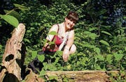 Corinne Röthlisberger zeigt den japanischen Knöterich im Naturschutzgebiet von Romanshorn. (Bild: Michèle Vaterlaus)