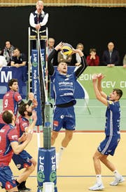 Amriswil Joshua Howatson (am Ball) und Marko Kesten. (Bild: Mario Gaccioli (Amriswil, 17. Januar 2018))
