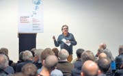 Das Podest in der Lokremise steht bereit, Josef Felix Müller erklärt die Spielregeln zum «Laut denken» – samt Eieruhr-Alarm nach fünf Minuten. (Bild: Ralph Ribi)