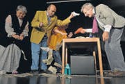 Gewaschenes Geld trocknen: Szene aus «Das Beste zum Feste» des Comedyexpresses an der Bildungsstätte Sommeri, rechts Olli Hauenstein. (Bild: Reto Martin)
