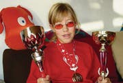 Stolz zeigt Carla de Bortoli ihre bisher gewonnenen Auszeichnungen. Die getönte Brille trägt sie zur Schonung ihrer Augen. (Bild: Gabriela Koller)