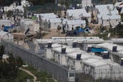 Flüchtlinge im Moria Camp auf der griechischen Insel Lesbos. Mehr als 3000 Menschen befinden sich im Registrierungscamp, sie sollen ab Montag zurück in die Türkei geschickt werden. (Bild: PETROS GIANNAKOURIS (AP))
