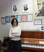 Larissa Cholmowskaja im Klavierzimmer der Musikschule Uglitsch. (Bild: Stefan Scholl (27. Februar 2018))