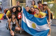 Festlaune: Junge Christen aus Goldach feiern in Madrid mit Gleichgesinnten aus Argentinien. (Bild: Franziska Tobler)