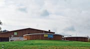 Die Biogasanlage mit Hauptgebäude (Anlieferung) und den Fermentern zur Hauptvergärung (links) und Nachvergärung (rechts). (Bild: Peter Jenni)
