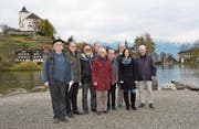 Die Mitglieder der Direktion und der Genossenschaft der Werdenberger Schloss-Festspiele stehen dort, wo in neun Monaten das Opernorchester spielen wird. (Bild: Alexandra Gächter)