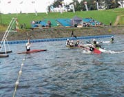 Drei Pfyner spielen an der Kanupolo-EM im nordirischen Belfast für die Schweizer U19-Auswahl (schwarze Nummern). (Bild: PD)