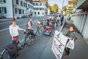 Die Gruppe «Velofahren in Frauenfeld»: An der Zürcherstrasse vor dem Schlosspark wechselt man besser aufs Trottoir. (Bild: Reto Martin)