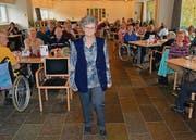 Die Bewohner bestaunen Alice Lutzinger während der Modeschau. (Bild: Werner Lenzin)