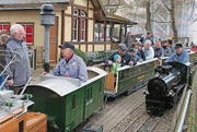 Die Steiner Liliputbahn mit der neu erworbenen Lok in Schwarz. (Bild: Peter Spirig)
