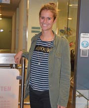 Tiffany Ehrbar im Eingangsbereich des Hallenbads Bütschwil. (Bild: Beat Lanzendorfer)