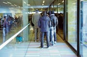 Asylbewerber stehen im heutigen Empfangs- und Verfahrenszentrum in Kreuzlingen zum Mittagessen an. (Bild: Reto Martin (16. Januar 2016))