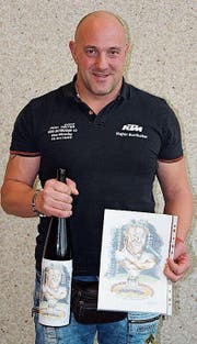 Stefan Burkhalter aus Homburg wurde für seinen 100. Kranzgewinn geehrt. (Bild: Esther Lüthi)