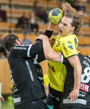 St.-Otmar-Spieler Amadeus John Axel Hedin versucht sich gegen zwei Thuner durchzusetzen. (Bild: Benjamin Manser)