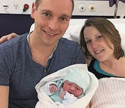 Die kleine Elvira Corinna kurz nach der Geburt mit ihren Eltern Steve Schild und Corinna Küttel im Krankenhaus. (Bild: PD)