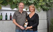Thomas und Judith Schmid halten den «Schlattinger 2011 AOC Thurgau», der es in den Final des Grand Prix du Vin Suisse schaffte. (Bild: Gjon David)