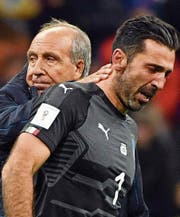 Gianluigi Buffon (rechts) trat nach der Niederlage gegen Schweden zurück. Ob es ihm Gian Piero Ventura gleichtut, ist offen. (Bild: AP)
