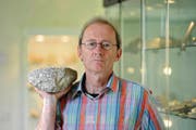 Hans Fässler: Der Mann, der manchmal auf Granit beisst und nun den Ruf des Geologen Louis Agassiz erschüttert, in der Mineraliensammlung der Kanti Trogen. (Bild: Hanspeter Schiess)