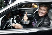 David Hasselhoff in seinem legendären K.I.T.T. (Bild: JESUS DIGES (EPA))