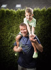 Roland Egli mit Sohn Franco. Seit drei Jahren züchten sie Schwalbenschwanzraupen. (Bild: Benjamin Manser)
