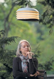 Deckenleuchte aus dem Baum: Marlene Streeruwitz im Alten Botanischen Garten Zürich (Bild: ky)