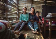 Yashoda K.C. mit ihren Kindern in der nur im Sommer tauglichen Notunterkunft in Bhirkot. (Bild: Benjamin Manser (SRK / Benjamin Manser))