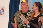 Gespaltene Persönlichkeiten: «Häuptling» Jürg Forrer als Hugo Klotz und die «mehrdeutige» Sekretärin Uschi Kägi, alias Angela Scherrer. (Bild: Roland P. Poschung)