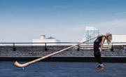 Über den Dächern der Grossstadt: Eliana Burki und ihr Alphorn. (Bild: pd)