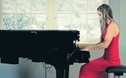 Larissa Baumann begleitet sich zu ihren selbstgeschriebenen Jazz- und Soulsongs. (Bild: pd)