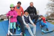 Mario und Esther Jucker und Markus Hochuli flankiert von den beiden kleinen Pumptrack-Fans Yara und Nils. (Bild: Hana Mauder Wick)
