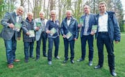 Mitglieder des Nein-Komitees präsentieren ihren Abstimmungsprospekt: Toni Kappeler, Othmar Sauter, Victor Brändli, Thomas Roth, Walter Eisenring, Rolf Thalmann und Karl Kappeler. (Bild: Olaf Kühne)