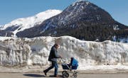 Der Schnee schmilzt. In Davos wurde eine bessere Vorhersage der Schmelze entwickelt, um Hochwasser besser abschätzen zu können. (Bild: ky/Arno Balzarini)